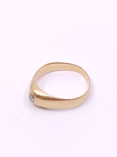 
BAGUE en or jaune 750° ornée d'un diamant...