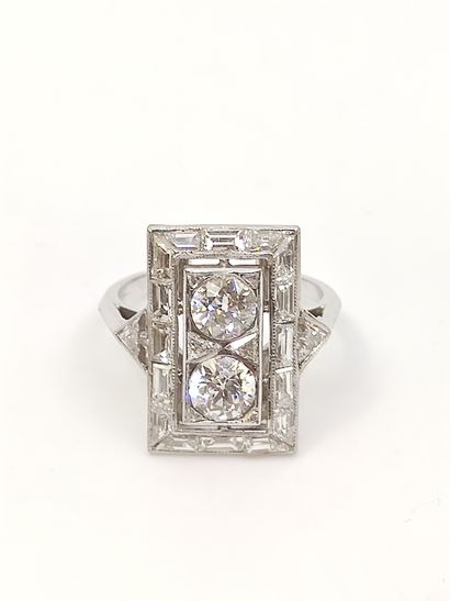 BAGUE en platine ornée de deux diamants de...