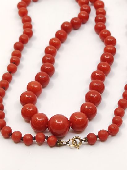 
COLIER DE PERLES de corail en chute , fermoir...