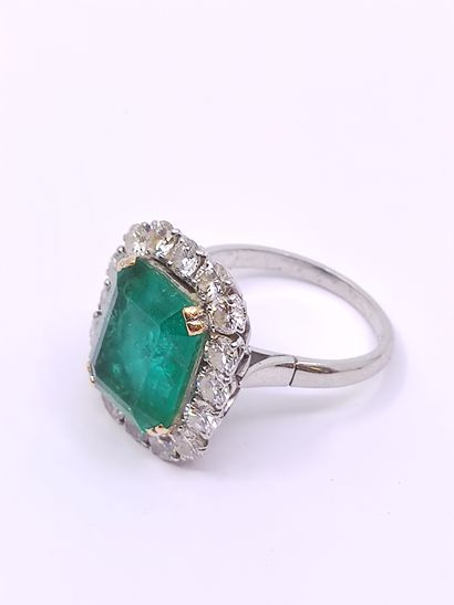IMPORTANTE bague en or gris 750° ornée d'une...