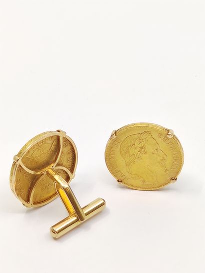 
PAIRE de boutons de manchette en or jaune...