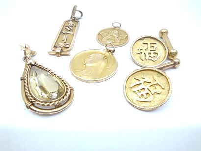 
LOT d'or 750 comprenant 




Quatre pendentifs...