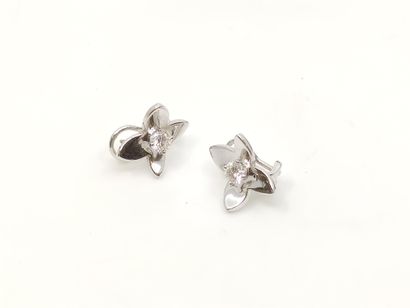 PAIRE DE BOUCLES D'OREILLES à motif floral...