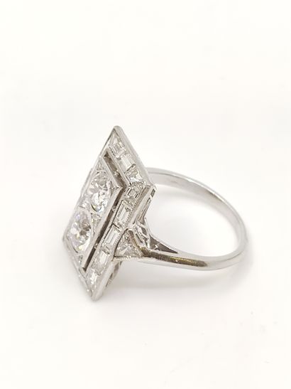 BAGUE en platine ornée de deux diamants de...