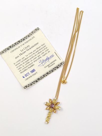 
CHAINE et sa croix en or jaune 750° ornée...