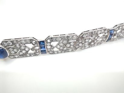 
MAGNIFIQUE BRACELET en platine à décor géométrique...