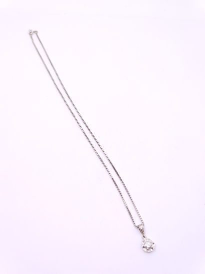 CHAINE et son pendentif en or gris 750° accompagnée...