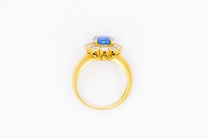 BAGUE marguerite en or jaune 750° ornée d'un...