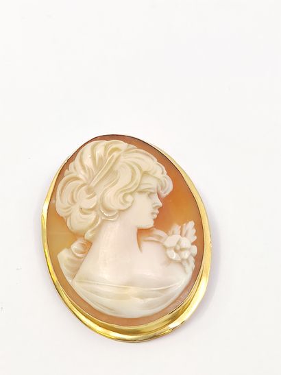 PENDENTIF faisant broche ornée d'un camée...