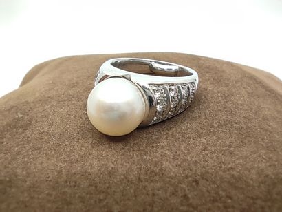 BAGUE dôme en or gris 750° surmontée d'une...