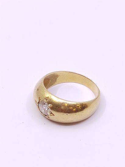 BAGUE demi-jonc en or jaune 750° ornée d'un...