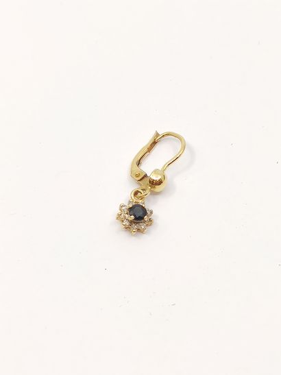 PAIRE de BOUCLES D'OREILLES en or jaune 750°...