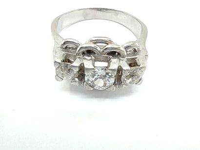 BAGUE en or 750° et platine ornée de trois...