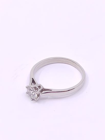 
BAGUE solitaire en or gris 750 ornée d'un...