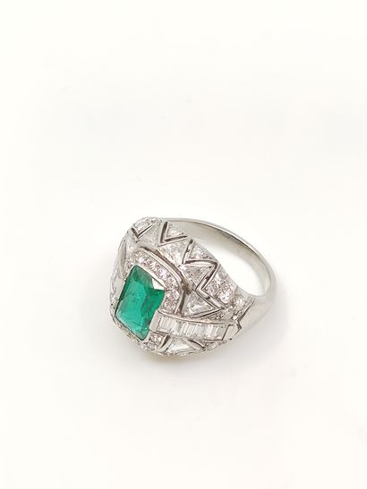 BAGUE en platine ornée d'une émeraude rectangulaire...