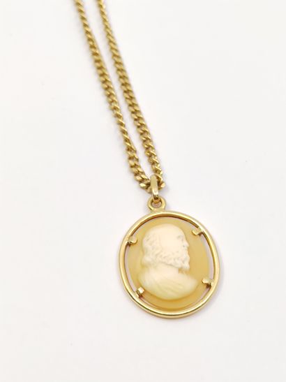 
Deux chaînes en or jaune 750 et deux pendentifs...
