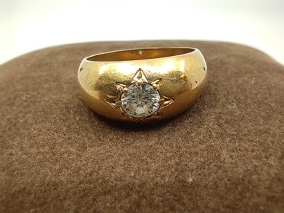 BAGUE demi-jonc en or jaune 750° ornée d'un...