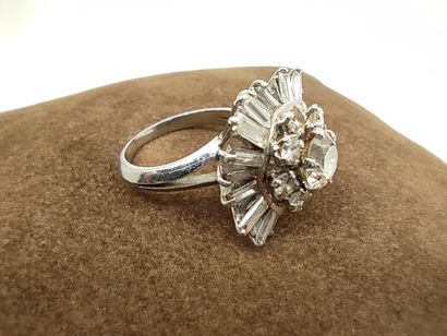 IMPORTANTE BAGUE fleur en or gris 750° ornée...
