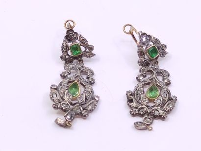 PAIRE de boucles d'oreilles girandoles en...