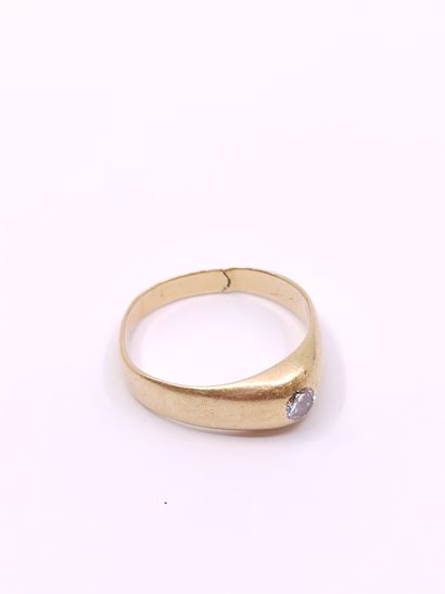 
BAGUE en or jaune 750° ornée d'un diamant...