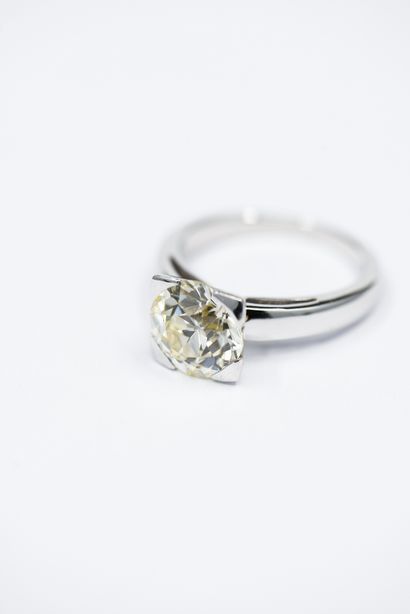 
BAGUE en or gris 750° ornée d'un diamant...