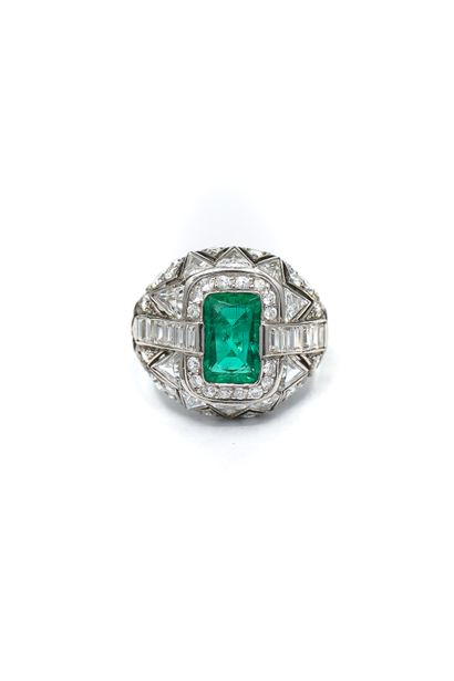 BAGUE en platine ornée d'une émeraude rectangulaire...
