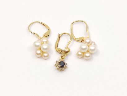 PAIRE de BOUCLES D'OREILLES en or jaune 750°...