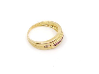 BAGUE en or jaune 750° ornée de rubis calibrés...