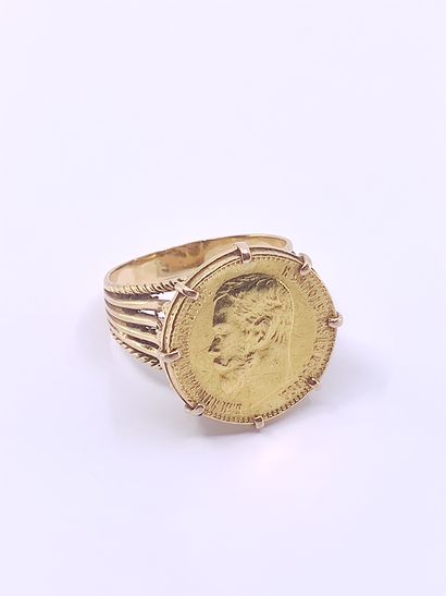 BAGUE en or jaune 750° ornée d'une pièce...