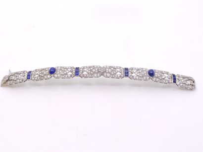 
MAGNIFIQUE BRACELET en platine à décor géométrique...