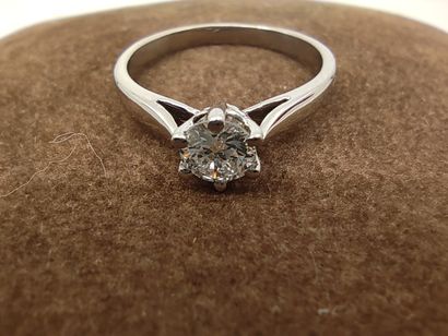 
BAGUE solitaire en or gris 750 ornée d'un...