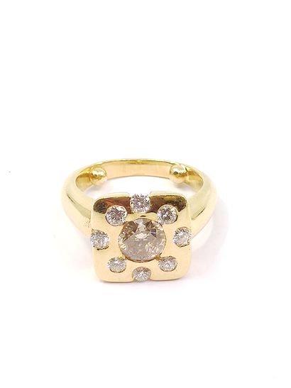 BAGUE en or jaune 750° ornée d'un diamant...