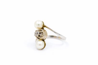 BAGUE en or gris 750° ornée d'un diamant...