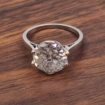 
BAGUE en platine ornée d'un diamant d'environ...