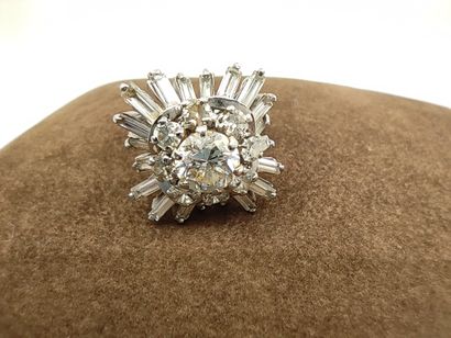 IMPORTANTE BAGUE fleur en or gris 750° ornée...