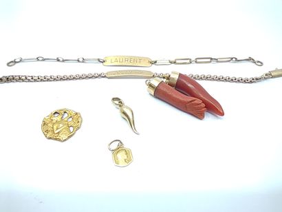 
Lot d'or 750 comprenant 




Quatre pendentifs




Deux...