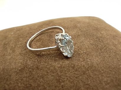 BAGUE en or gris 750° ornée d'une aigue-marine...
