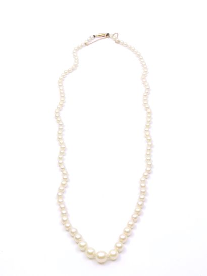 
COLLIER DE 102 PERLES en chute, fermoir...