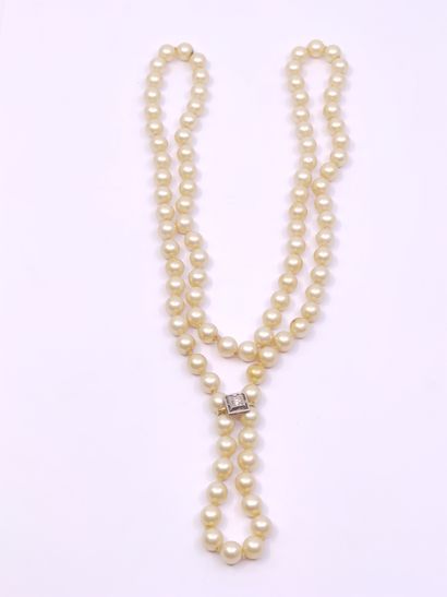 COLLIER de perles, fermoir en or gris amovible...