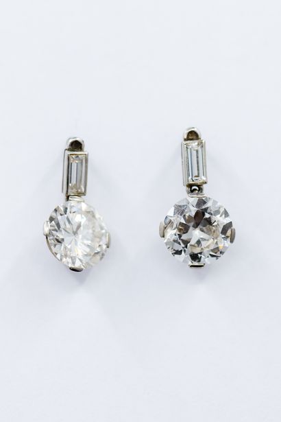 PAIRE de boucles d'oreilles en platine ornée...