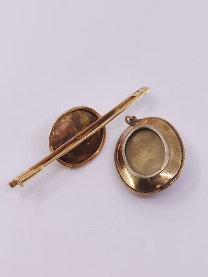 
Lot comprenant :




Broche en or jaune...