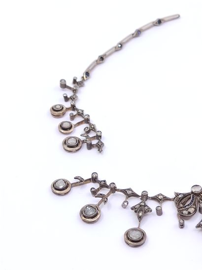 COLLIER collerette en or rose et argent ornée...