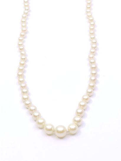 
COLLIER DE 102 PERLES en chute, fermoir...