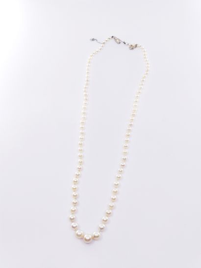 COLLIER de 85 perles en chute, fermoir tonneau...