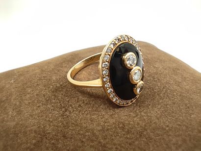 BAGUE en or jaune 750° ornée d'une onyx sertie...