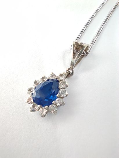 CHAINE en or gris 750° accompagnée d'un pendentif...