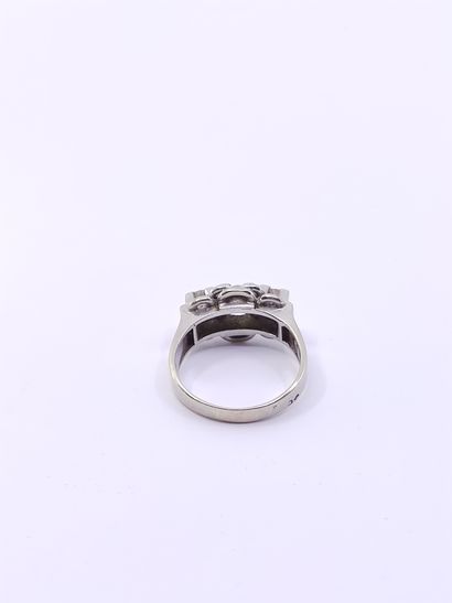 BAGUE en or 750° et platine ornée de trois...
