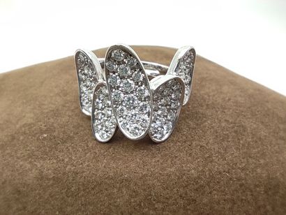 BAGUE en or gris 750° formant cinq motifs...