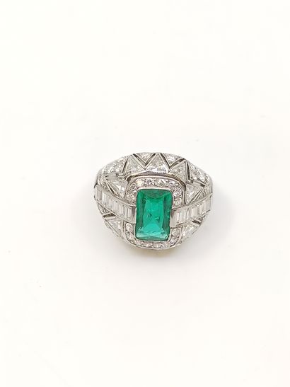 BAGUE en platine ornée d'une émeraude rectangulaire...