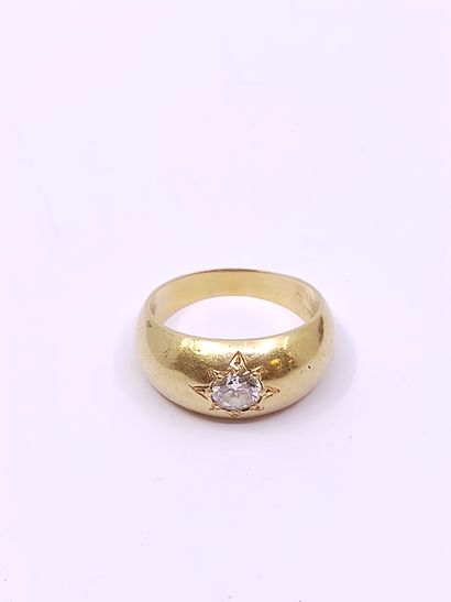 BAGUE demi-jonc en or jaune 750° ornée d'un...